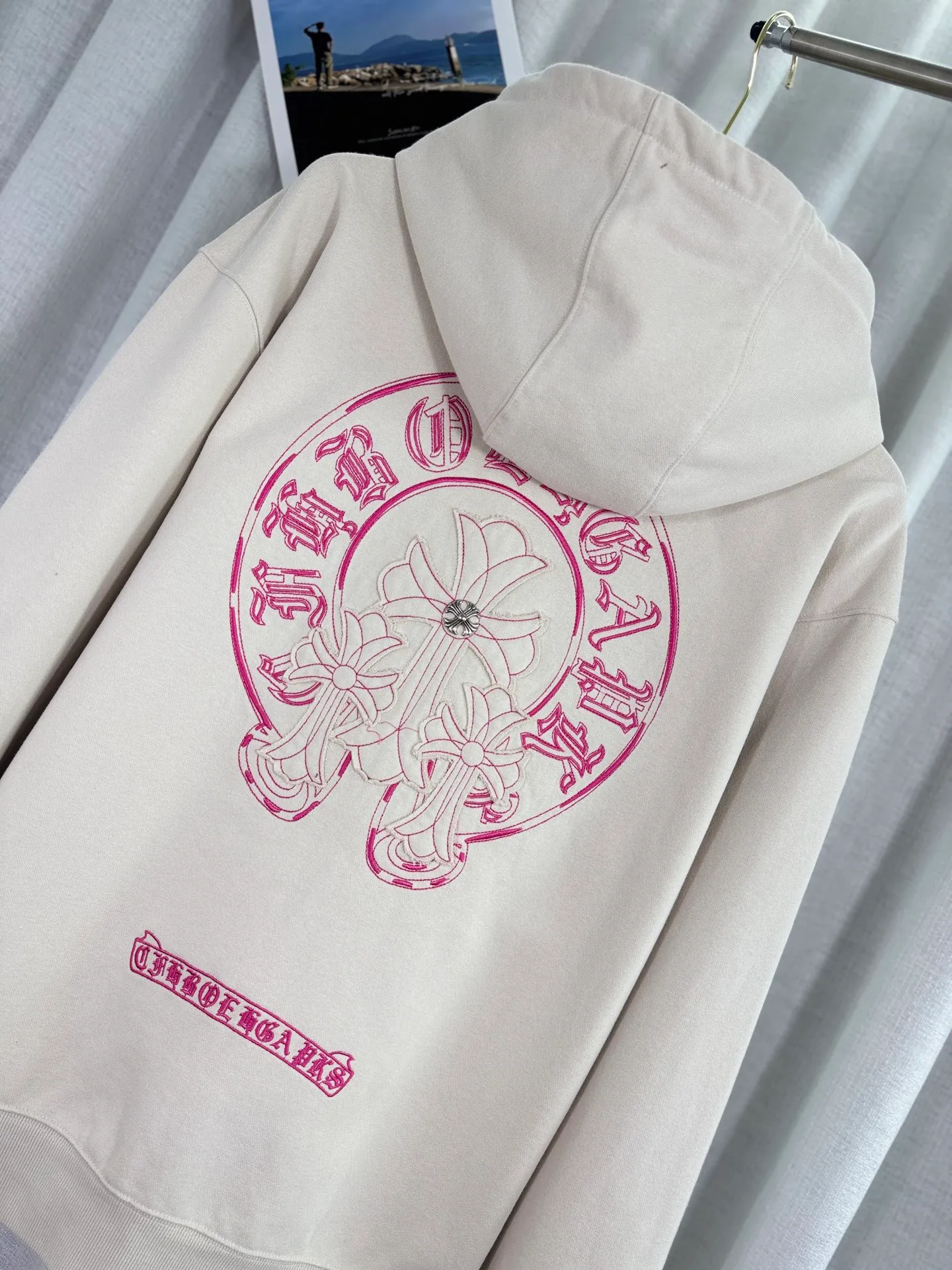 P340 top version, real shot without P, ​​different from market currency) 𝗖𝗵𝗿𝗼𝗺𝗲 𝗛𝗲𝗮𝗿𝘁𝘀/Cro Heart 2025 washed patch embroidery autumn and winter new original single counter American laser patch 3D three-dimensional color embroidery couple casual cardigan sweatshirt 👑The highest version! Customized fabric 480g tripe terry fabric! American acid-washed and distressed original fabric, laser burning + patch embroidery, exquisite embroidery of letters! The best-selling model in the counter, very comfortable to wear. Accessories: original molded and authenticated collar label➕100% silk wash label. Genuine purchase-grade original hangtag➕matching hanging rope➕3D hanging beads➕original packaging bag. Craftsmanship: The original version has consistent wiring! The highest version of the armhole matching technique! Color: Apricot Black Size: S M L XL Style Number: 25-319